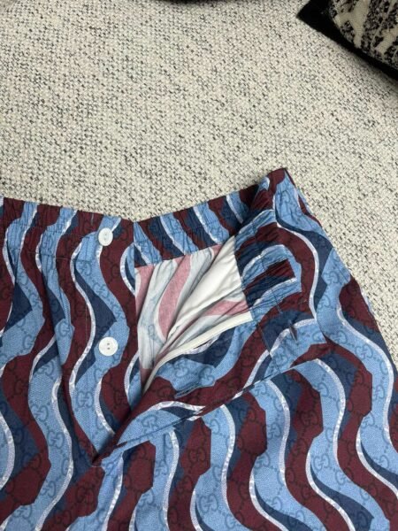 GUCCI PANTALONCINO CELESTE E BORDEAUX - Image 4