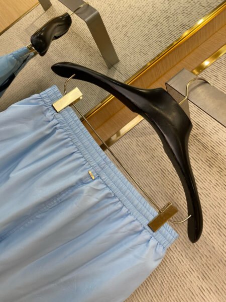 LOUIS VUITTON PANTALONCINO CELESTE - Image 3