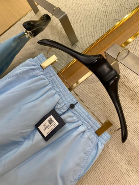 LOUIS VUITTON PANTALONCINO CELESTE - Image 7